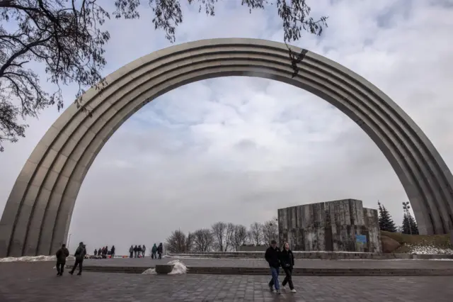 «Арка Дружбы народов» установлена в парке на берегу Днепра