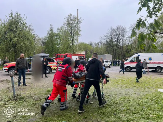 Украинские экстренные службы опубликовали фотографии, сделанные на месте удара по Чернигову