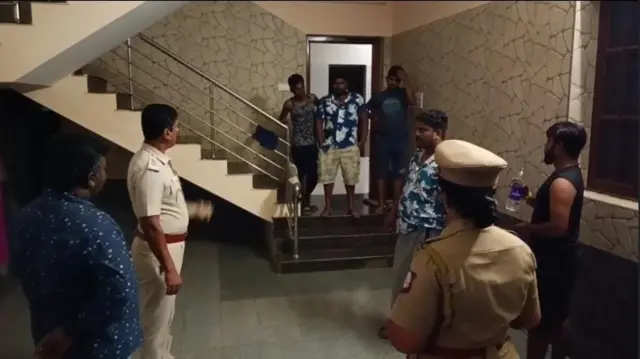 குற்றாலம்: வெளியூர் நபர்கள் தங்கியுள்ளனரா என காவல்துறையினர் சோதனை