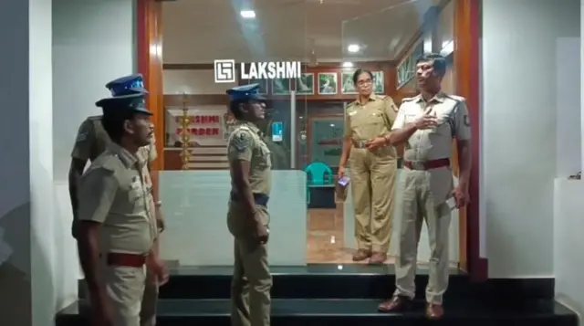 குற்றாலம்: வெளியூர் நபர்கள் தங்கியுள்ளனரா என காவல்துறையினர் சோதனை