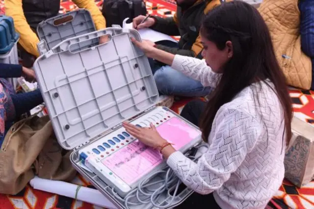 ईव्हीएमच्या चाचणीत भाजपला मत जाण्याच्या रिपोर्टवर निवडणूक आयोगाचे सुप्रीम कोर्टात उत्तर