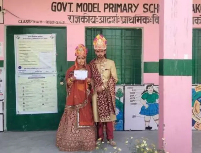 திருமண உடையில் வாக்களித்த தம்பதி