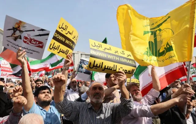 تظاهرکنندگان بعد از نماز جمعه با پرچم های حزب الله لبنان و پرچم ایران تظاهرات کردند