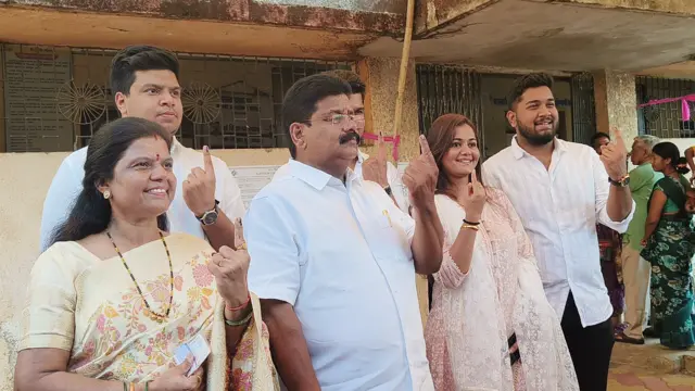 नागपूरमध्ये काँग्रेसचे उमेदवार विकास ठाकरेंनी सहकुटुंब बजावला मतदानाचा हक्क