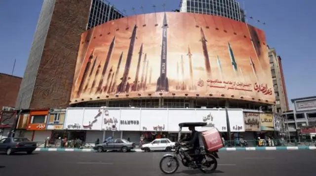یک بیلبورد ضد اسرائیلی در خیابانی در شهر تهران