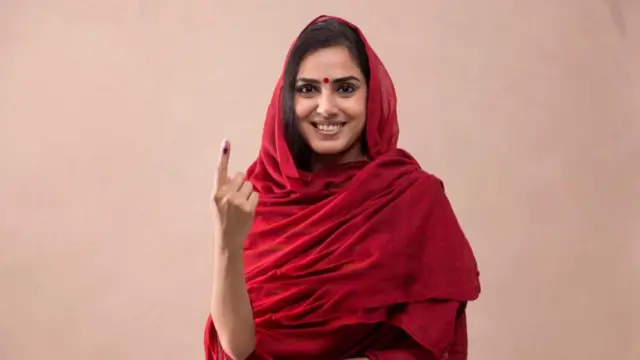 ਉਂਗਲ ਉੱਤੇ ਵੋਟ ਦੀ ਸਿਆਹੀ ਦਾ ਨਿਸਾਨ ਦਿਖਾਉਂਦੀ ਬੀਬੀ