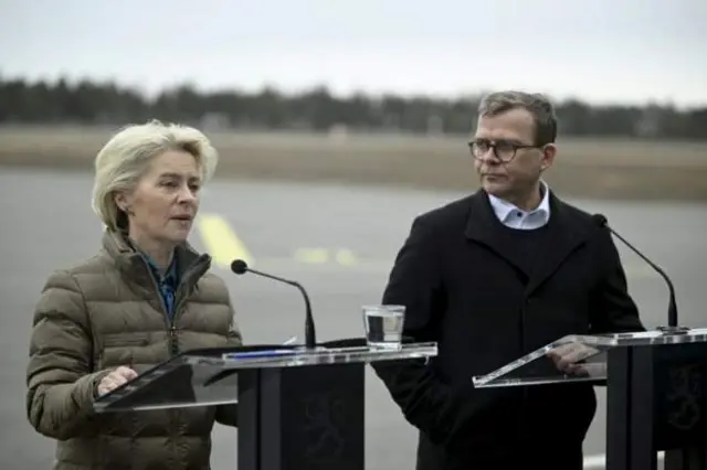 ল্যাপিনরান্তা বিমানবন্দরে এক যৌথ সংবাদ সম্মেলনে ইউরোপিয়ান কমিশন প্রেসিডেন্ট উরসুল ফন দের লিয়েন এবং ফিনল্যান্ডের প্রধানমন্ত্রী পেত্তেরি অর্পো