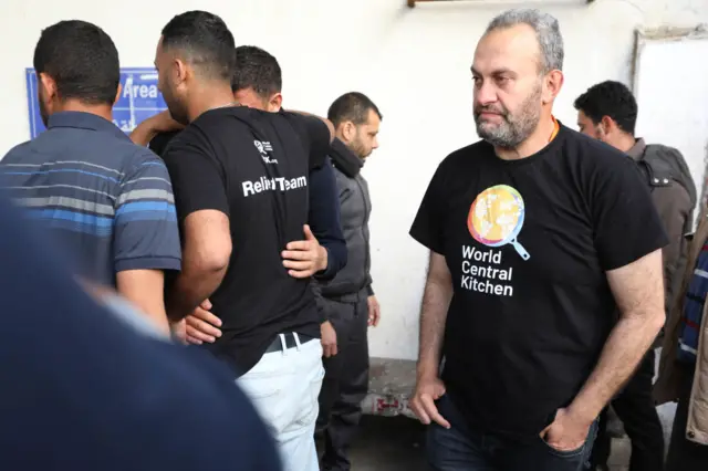 इस तस्वीर में 'वर्ल्ड सेंट्रल किचन' के कर्मचारी निराश दिख रहे हैं. संस्था ने समंदर के रास्ते ग़ज़ा पहुंची 100 टन से अधिक खाद्य सामाग्री कुछ समय पहले ही उतारी थी.
