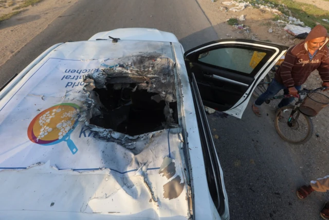 ये वो वैन है, जिसमें खाने पीने की सामग्री ले जाई जा रही थी, जब इसराइल ने हमला किया