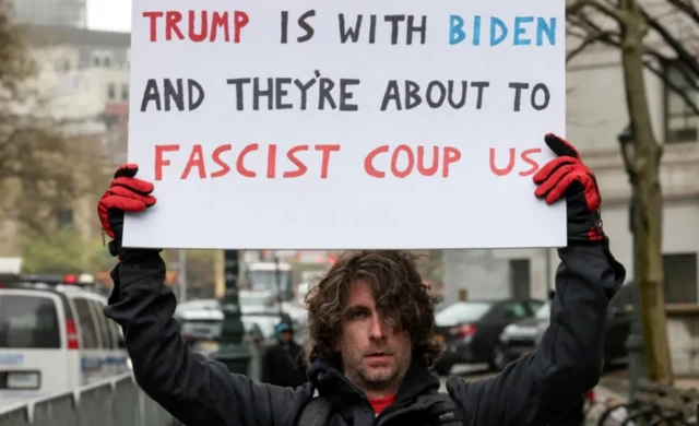 मैक्सवेल एज़ारेलो मैनहैट्टन कोर्ट के बाहर एक पोस्टर लिए खड़े दिखे