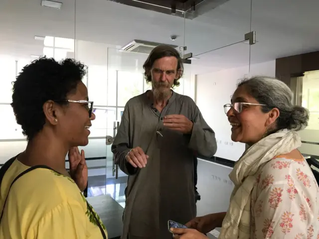 अर्थशास्त्री रितिका खेड़ा (दाएं) ज्यां द्रेज़ के साथ