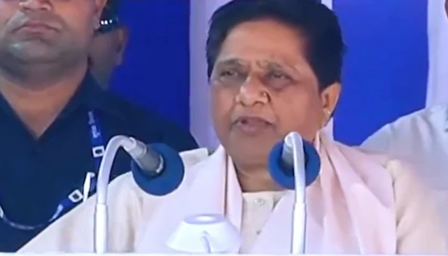 अमरोहा की रैली में बोलते हुए मायावती