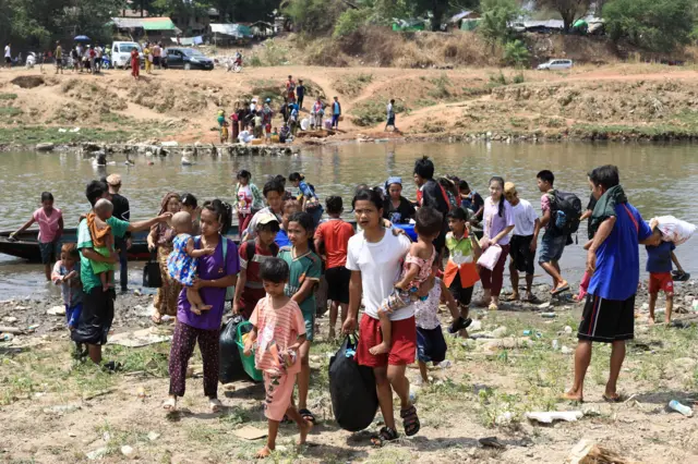 ဧပြီလ ၂၀ ရက် မြဝတီ တိုက်ပွဲကြောင့် သောင်ရင်းမြစ်ကို ဖြတ်ပြီး ထိုင်းဘက်ခြမ်းကို ထွက်ပြေးတိမ်းရှောင်လာကြသူတွေ