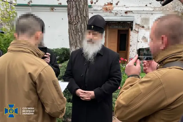 СБУ опубликовало фотографию, на которой Арсений изображен вместе с сотрудниками спецслужбы