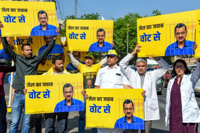 आप नेता कुलदीप कुमार (बाएं से दूसरे)