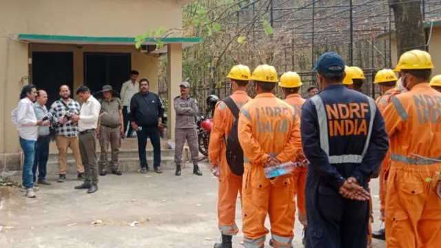 जंगल की आग बुझाने में लगी टीमें