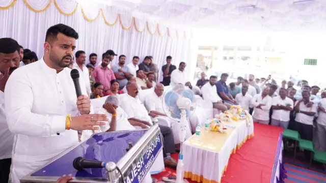 प्रजव्वल रेवन्ना जेडीएस के सांसद है जो कर्नाटक में बीजेपी के साथ मिलकर चुनाव लड़ रही है