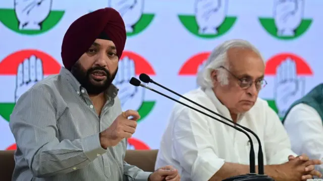 अरविंदर सिंह लवली (बाएं से पहले)