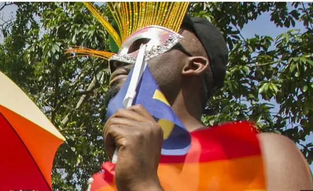Nwoke idina nwoke ibe ya maọọbụ nwaanyị idina nwaanyi