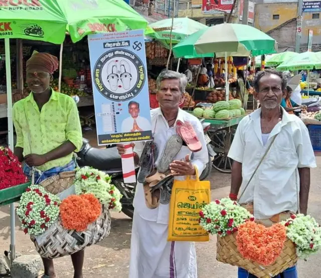 செருப்பு மாலை அணிந்து வாக்கு சேகரித்த சுயேச்சை வேட்பாளர் – ஏன் தெரியுமா?
