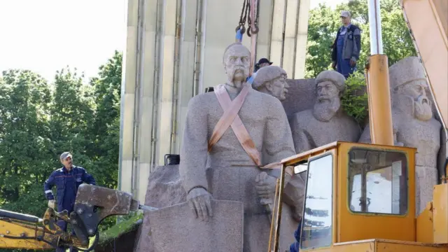 Монумент и трактор