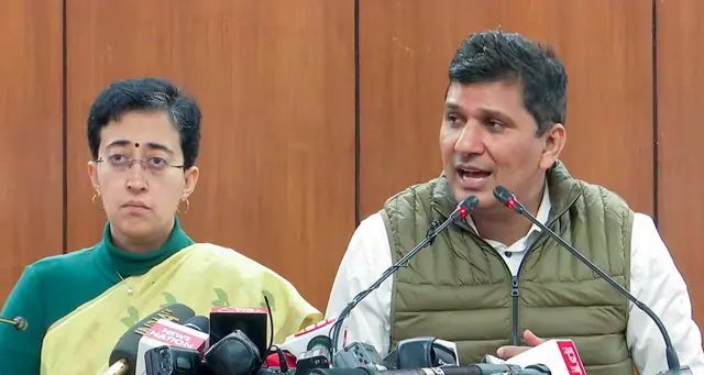 बीजेपी के ख़िलाफ़ शिकायत लेकर चुनाव आयोग पहुंचे आम आदमी पार्टी के नेता