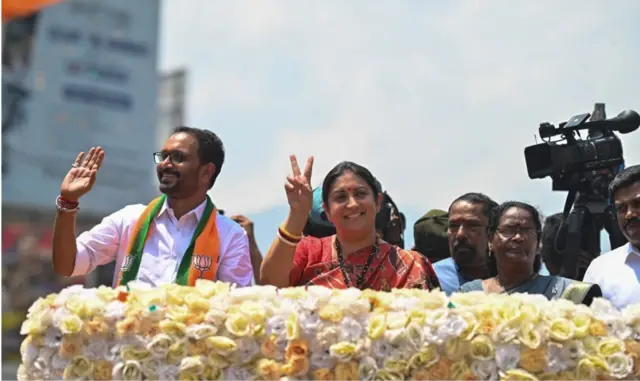 “ராகுல் காந்தி டெல்லியில் கட்டிப்பிடிக்கிறார், கேரளாவில் கையேந்துகிறார்”, ஸ்மிருதி இரானி விமர்சனம்.