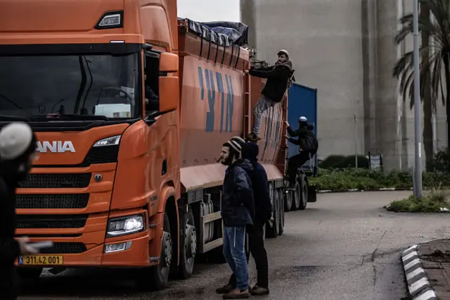 Bazı aşırı muhafazakar İsrailliler Aşdod Limanı'ndan yardım kamyonu çıkışını engellemeye çalışıyor
