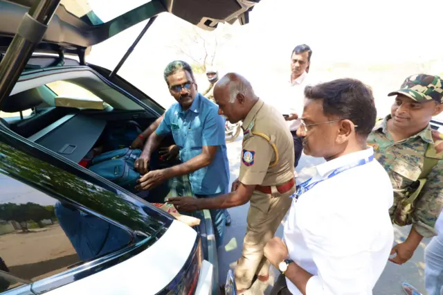 ஈரோடு: பாஜக வேட்பாளர் முருகானந்தம் மீது வழக்குப் பதிவு - தேர்தல் கண்காணிப்புக் குழுவை மிரட்டினாரா?