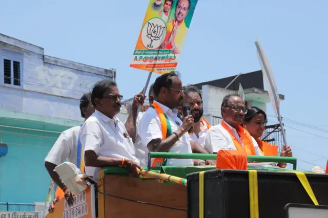 ஈரோடு: பாஜக வேட்பாளர் முருகானந்தம் மீது வழக்குப் பதிவு - தேர்தல் கண்காணிப்புக் குழுவை மிரட்டினாரா?