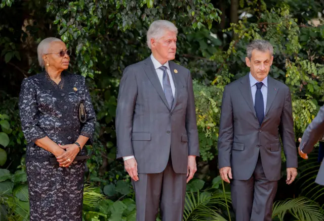 Bill Clinton (hagati) na Nicolas Sarkozy (ibumoso) mu bitabiriye uyu muhango