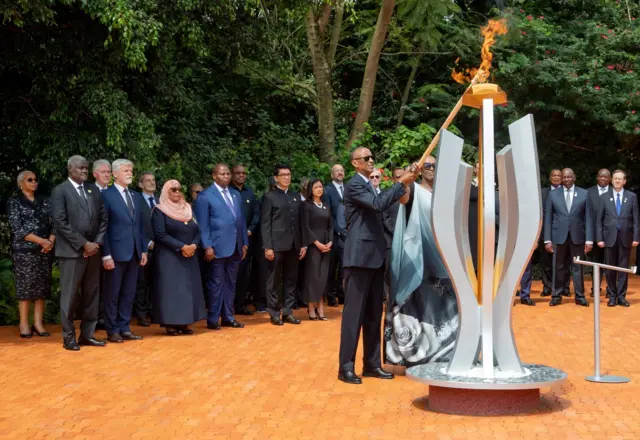 Perezida Paul Kagame n'umugore we bacana urumuri rutangiza Kwibuka mu Rwanda