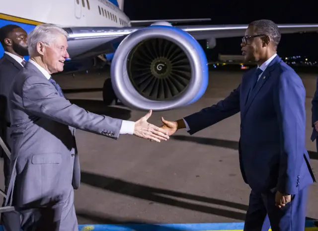 Bill Clinton wahoze ari perezida wa Amerika yakiriwe na Minisitiri James Kabarebe