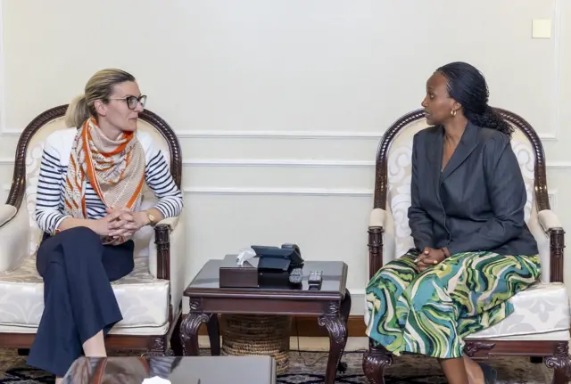 Perezida Mamady Doumbouya yoherejwe umugore we Lauriane (ibumoso) kumuhagararira muri uyu muhango