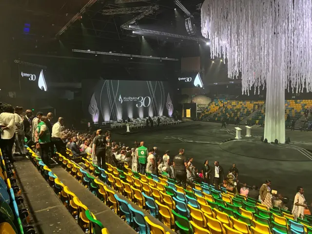 Abantu baragenda binjira muri Kigali BK Arena kwitabira uyu munsi