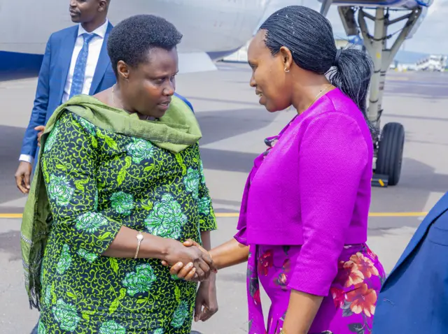 Uganda ihagarariwe na Visi Perezida Jessica Alupo (ibumoso) nawe wakiriwe i Kigali kuwa gatandatu