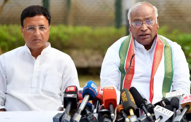 रणदीप सुरजेवाला और मल्लिकार्जुन खड़गे