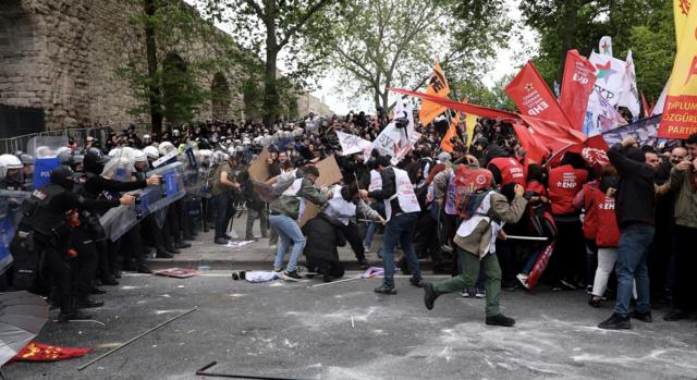 1 Mayıs: İstanbul'da polis birçok noktada Taksim'e çıkmak isteyenleri  engelledi, 210 kişi gözaltına alındı - BBC News Türkçe