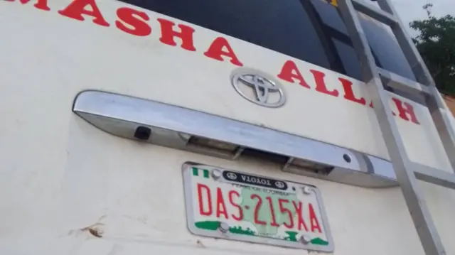 Ụgbọala Toyota Hummer bọs ahụ nwere akara Bauchi Steeti DAS 215 XA e dere Masha Allah n’ahụ ya.