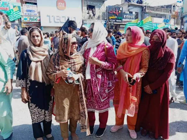 महिलाएं भी इस प्रदर्शन में बढ़ चढ़कर हिस्सा ले रही हैं