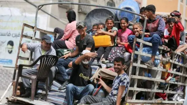 रफ़ाह छोड़कर जाते लोग