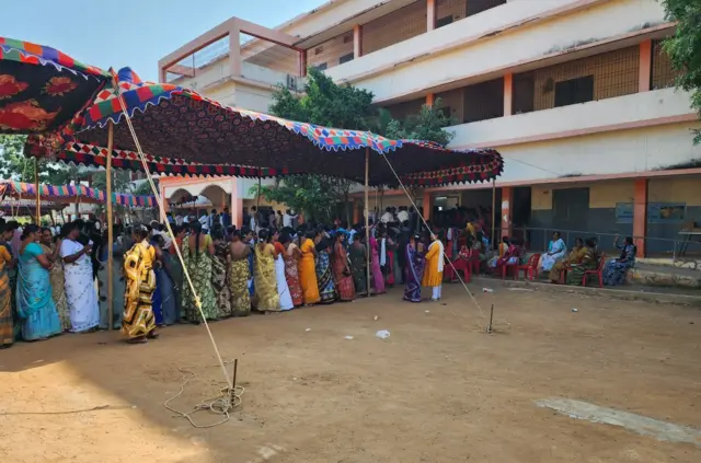 బారులు తీరిన ఓటర్లు