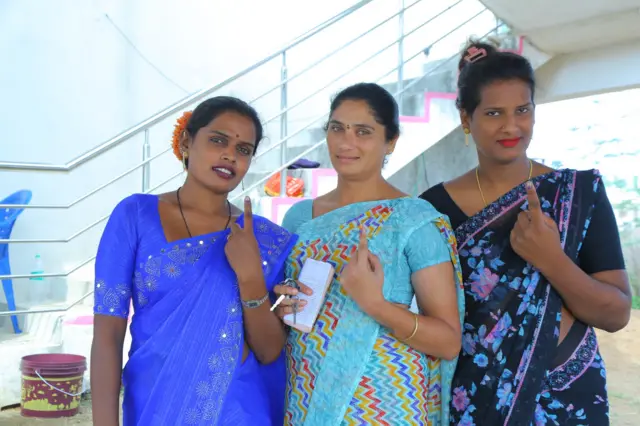 తెలంగాణలోని సిద్దిపేటలో ఓటు హక్కు వినియోగించుకున్న ట్రాన్స్‌జెండర్లు