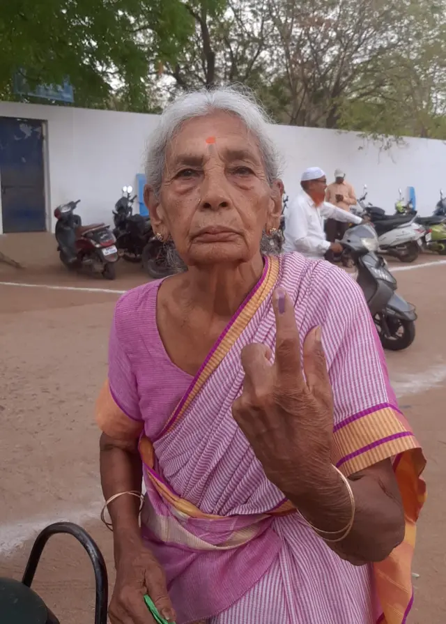 ఓటేసిన వృద్ధురాలు