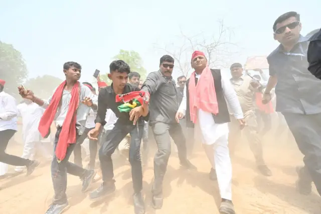 अखिलेश यादव