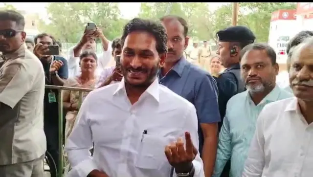 ఓటేసిన జగన్