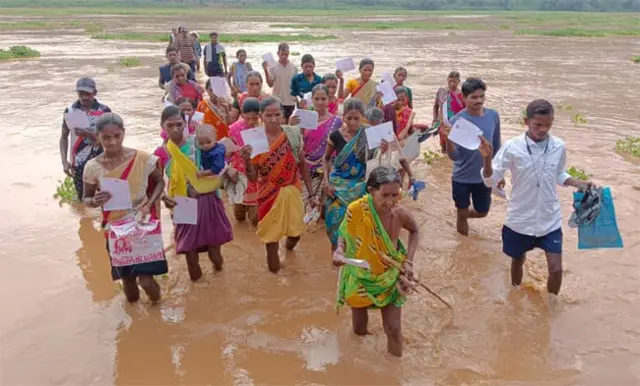 పార్వతీపురం మన్యం జిల్లాలోని కొమరాడ మండలంలోని రెబ్బ గ్రామస్థులు ఓటు వేయడానికి నది దాటాల్సి వచ్చింది.