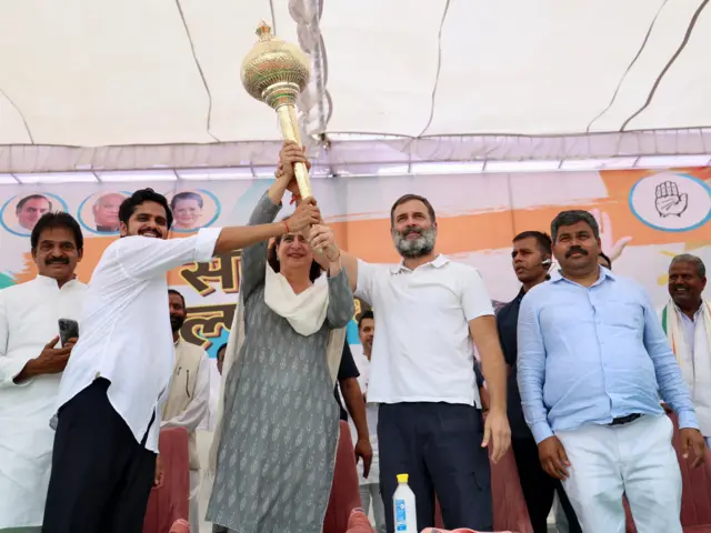 राहुल गांधी के साथ मंच पर प्रियंका गांधी