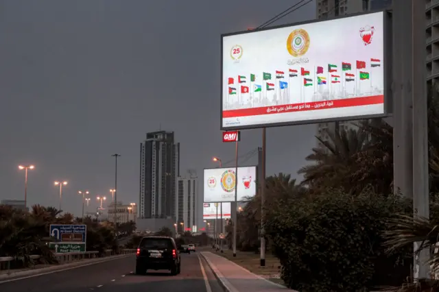 لوحة إعلانية تظهر أعلام دول الجامعة العربية قبل القمة العربية الثالثة والثلاثين