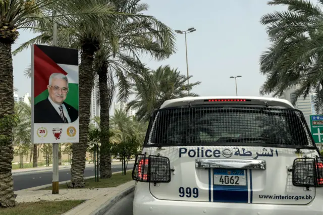 لافتة عليها صورة رئيس السلطة الفلسطينية محمود عباس في أحد الشوارع في المنامنة